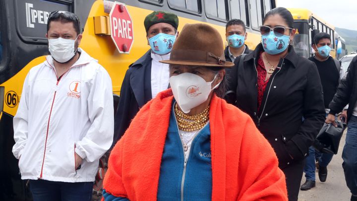Photo of Ecuador declaró alerta roja y suspendió clases por incremento de contagios de Covid-19
