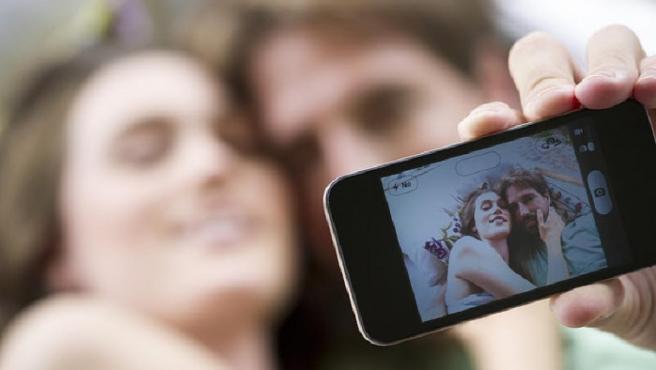 Photo of Estudio revelaría por qué algunas personas no publican fotos de sus parejas en redes sociales