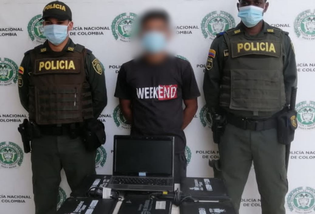 Photo of Presunto ladrón fue sorprendido con siete computadores de un colegio de Planeta Rica