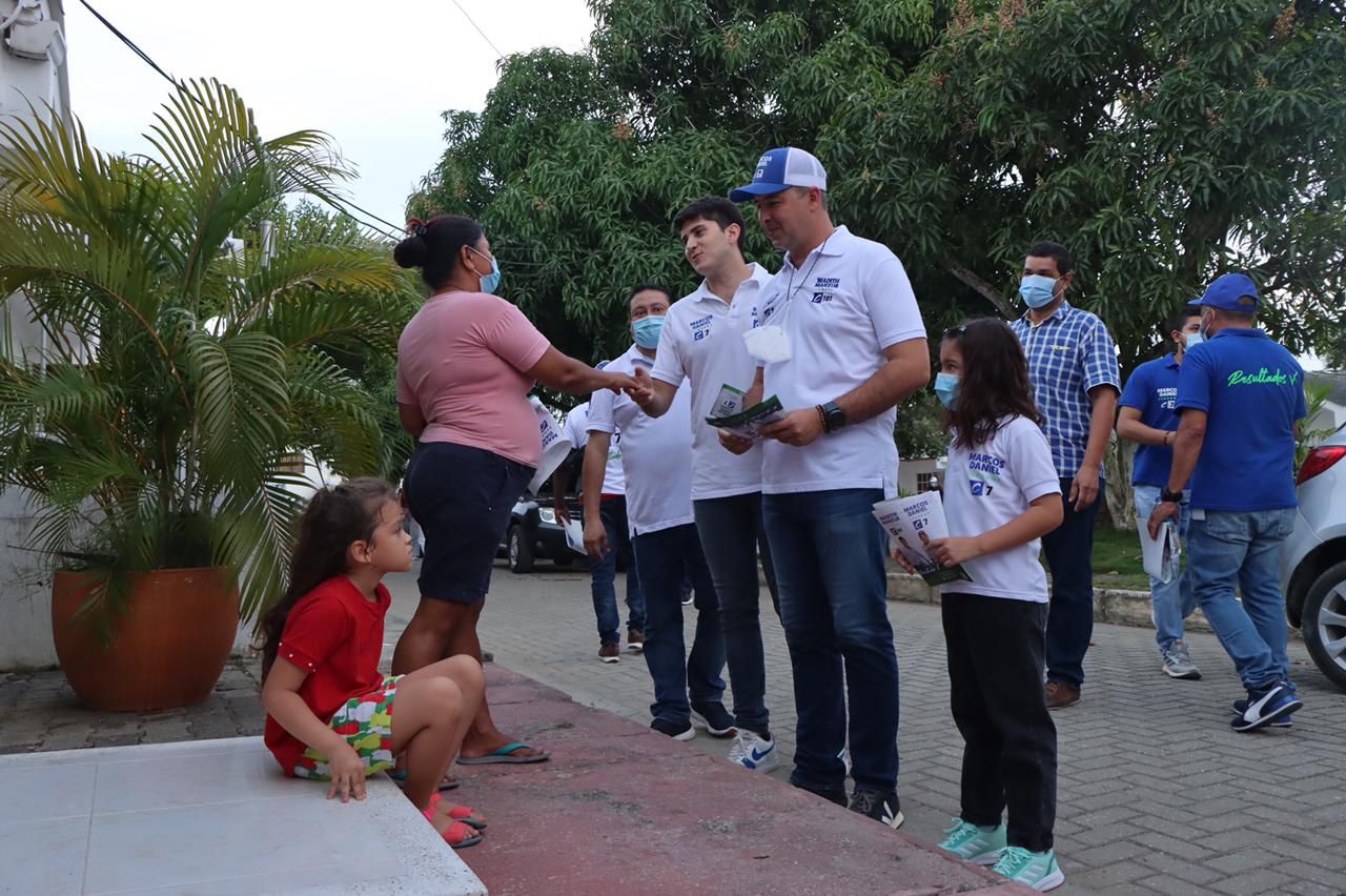 Photo of Marcos Daniel y Wadith Manzur, en la calle contigo