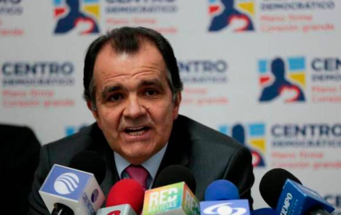 Photo of Zuluaga renuncia a su candidatura y anuncia apoyo a ‘Fico’