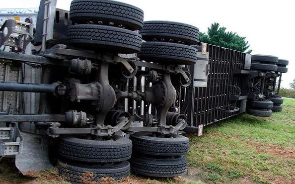Photo of Conductor dice que estrelló su camión porque un fantasma lo asustó