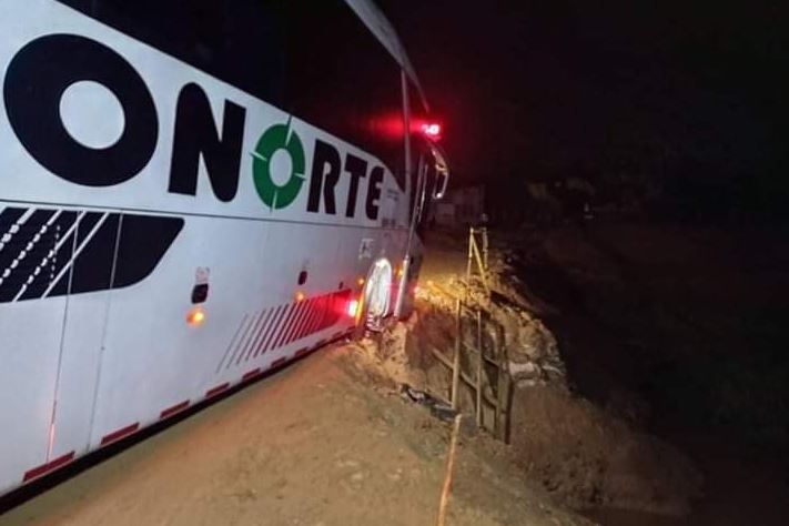 Photo of Bus casi se vuelca en la vía La Apartada – Ayapel