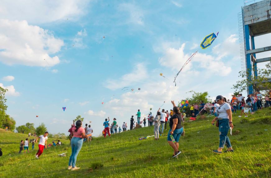 Photo of Se mantiene la tradición: Barriletes surcan en el cielo de Pueblo Nuevo
