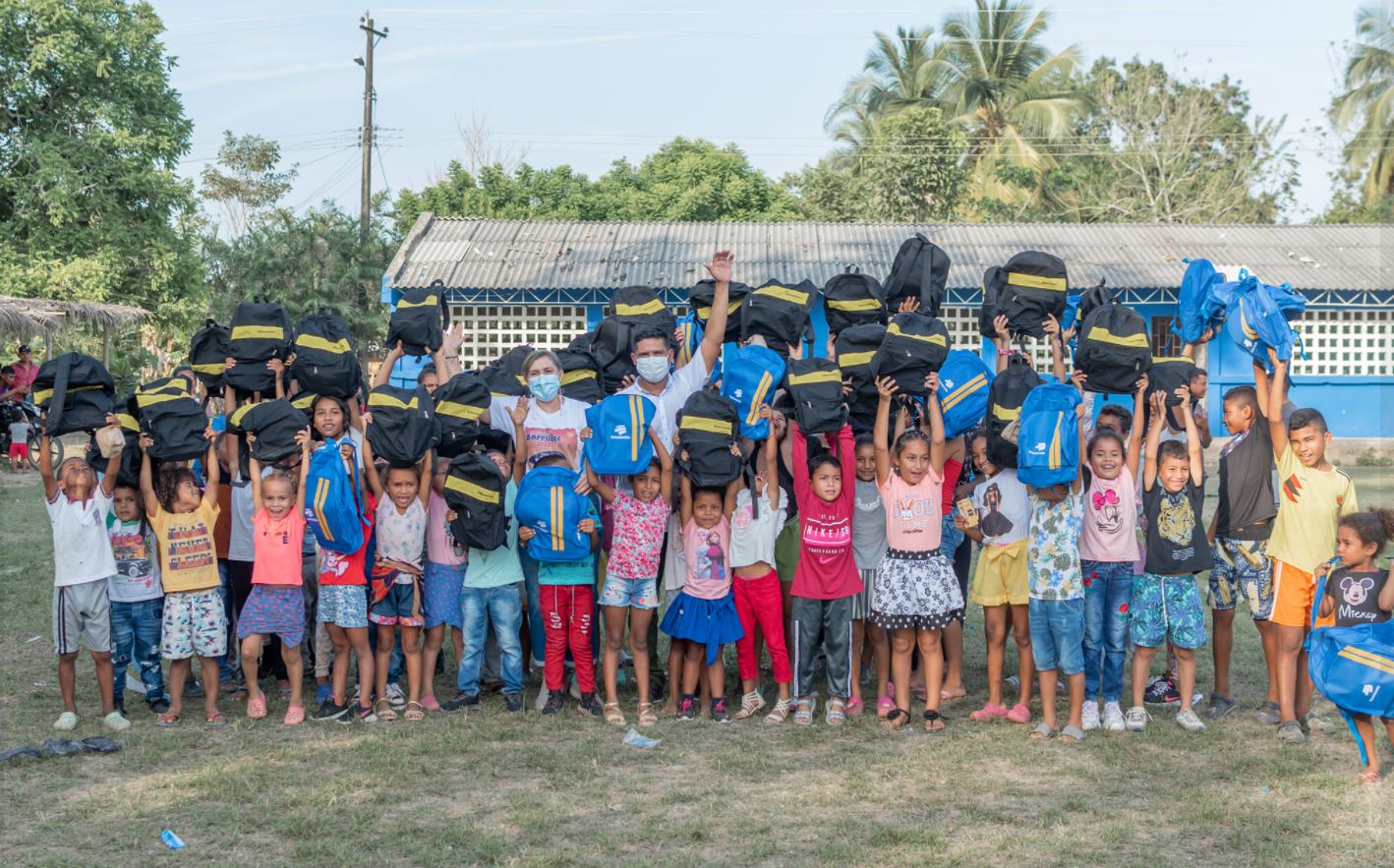 Photo of Estudiantes de zona rural de Pueblo Nuevo reciben kits escolares