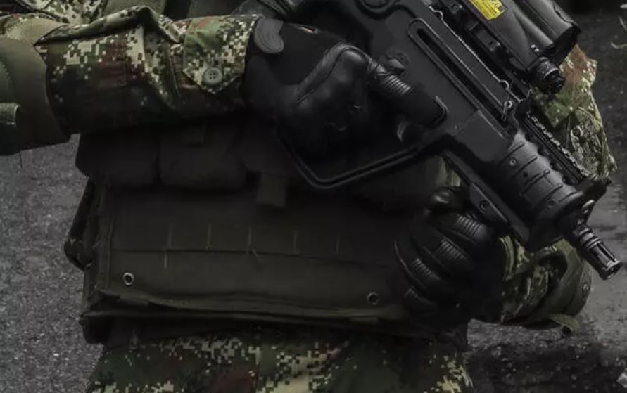 Photo of Seis militares capturados por vender armamento a grupos armados ilegales
