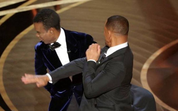 Photo of Will Smith golpea a Chris Rock por hacer una broma sobre su esposa