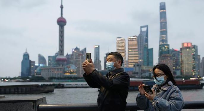 Photo of Más de la mitad de Shanghái, China, está confinada por rebrote de la covid-19