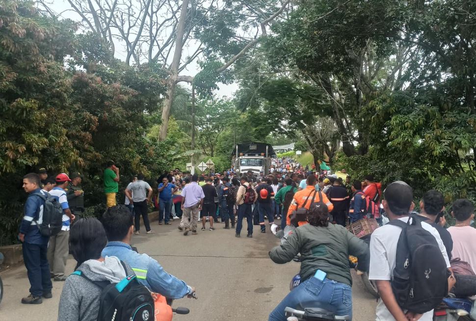 Photo of Bloquean vía de acceso a Puerto Libertador para exigir el servicio de transporte escolar