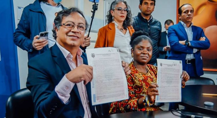 Photo of Gustavo Petro firma ante un notario: “No voy a expropiar nada ni a nadie”