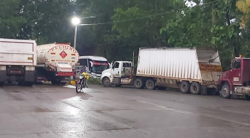 Photo of Con bloqueo protestan por mal estado de vías rurales en Puerto Libertador