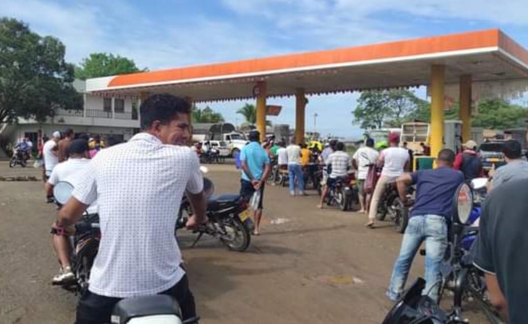 Photo of Se registran largas filas para comprar gasolina en Montelíbano