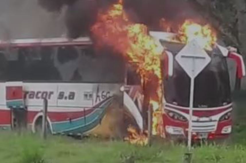 Photo of Bus de Sotracor fue incinerado en la vía a Tierralta