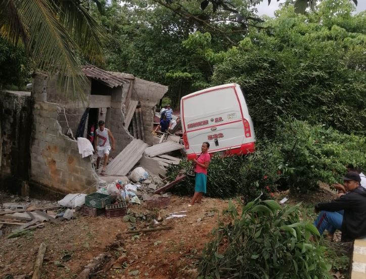 Photo of Bus se quedó sin frenos y destruyó una casa en zona rural de Puerto Libertador