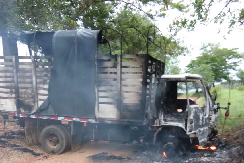 Photo of Paro armado: Integrantes del Clan del Golfo quemaron camión en zona rural de Puerto Libertador