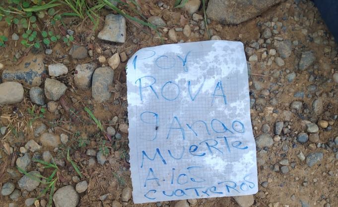 Photo of Dejan un cartel a hombre asesinado en zona rural de Puerto Libertador