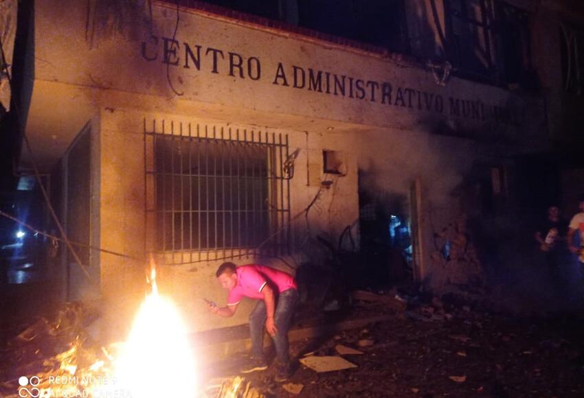 Photo of Carro bomba fue activado contra la Alcaldía de Argelia, Cauca