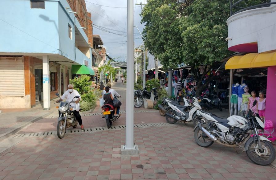 Photo of Motociclistas circulan “como Pedro por su casa” en pasaje peatonal de Montelíbano