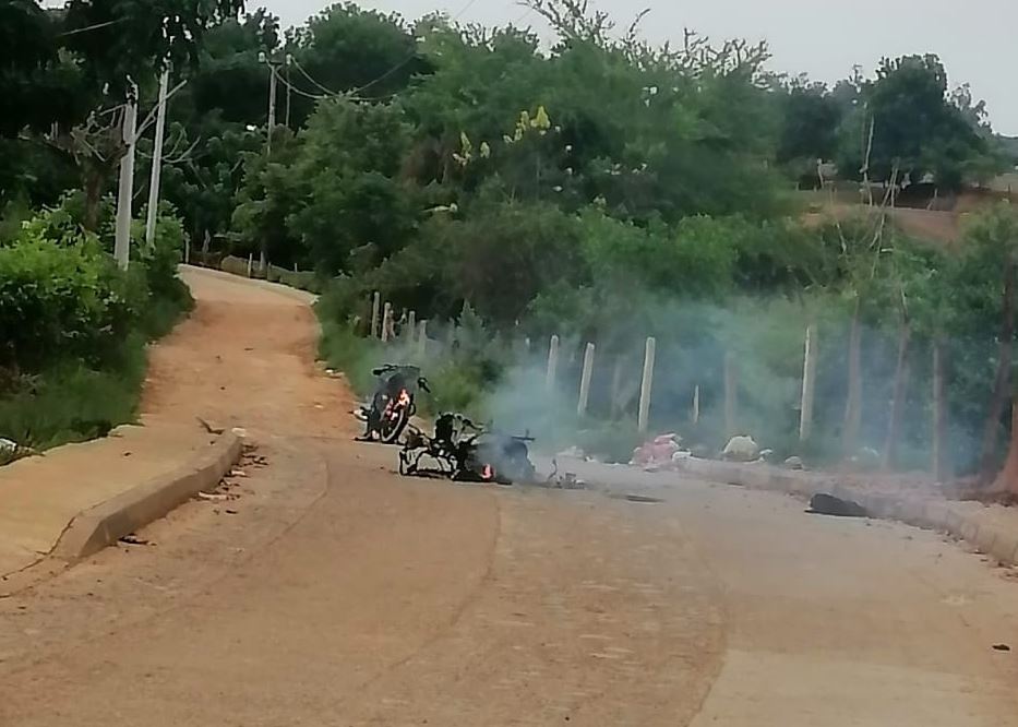 Photo of Hombres armados queman dos motos en el sur de Montelíbano