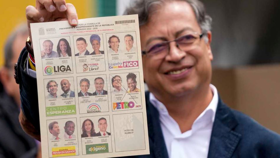 Photo of Gustavo Petro no pudo votar en su primer intento porque dejó la cédula en casa