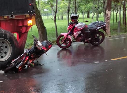Photo of Motociclista choca con la parte trasera de una tractomula en la vía Montelíbano – La Apartada