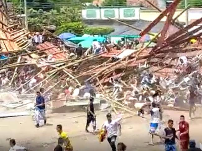 Photo of Dos muertos y 70 heridos por desplome de palco en fiestas de corraleja en El Espinal