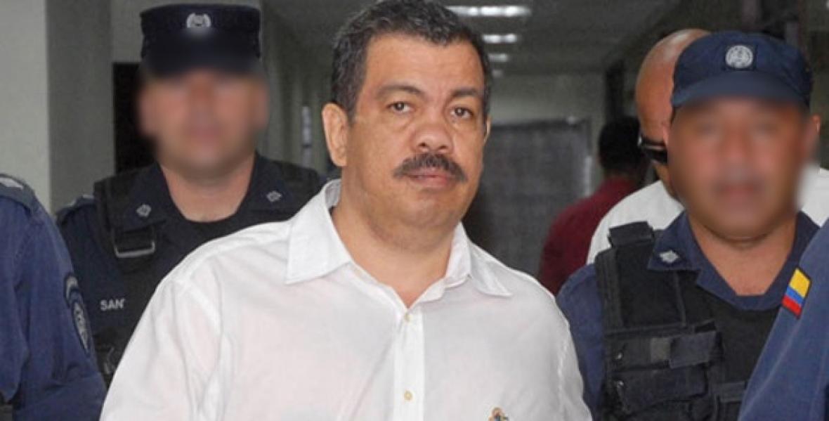 Photo of Investigan a “Don Berna” por abuso sexual a una joven a la que le marcaron la piel con las iniciales AUC