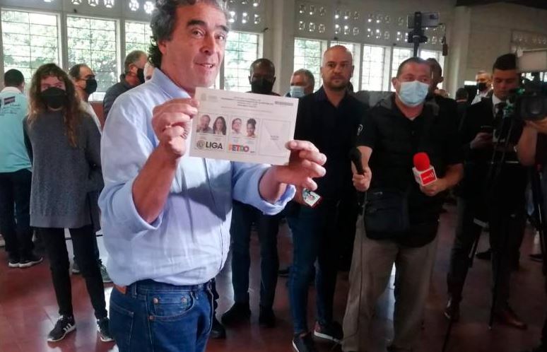 Photo of “Tibio” y “Fuera”: los abucheos contra Fajardo por mostrar su voto en blanco