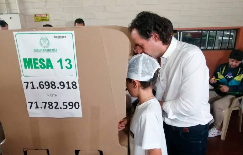 Photo of Fico Gutiérrez votó en Medellín y dijo que «el que no reconozca los resultados de hoy demuestra la guerra sucia”