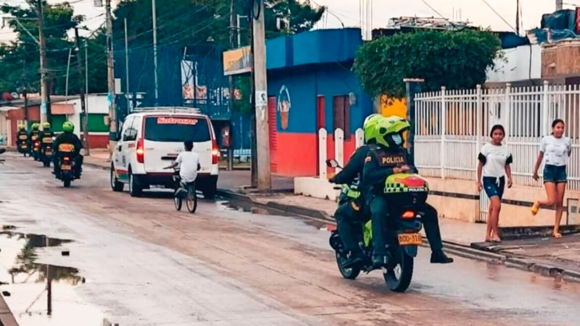 Photo of Policías en Montería patrullan ‘espalda con espalda’ para evitar ataques