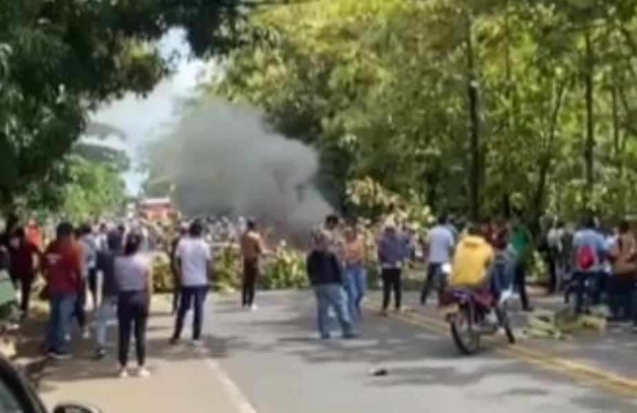Photo of Vendedores de loros bloquearon la vía Buenavista – La Apartada