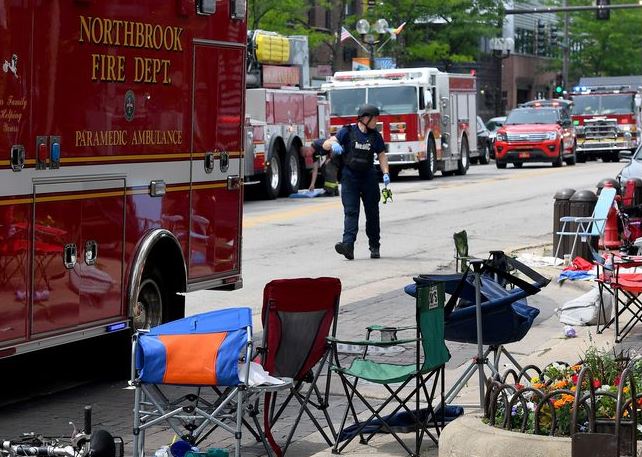 Photo of Al menos cinco muertos y dieciséis heridos tras un tiroteo en Chicago durante el desfile del día de la independencia