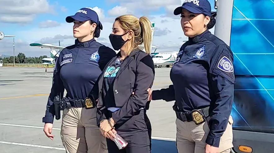 Photo of En vídeo | Extraditan a Estados Unidos a alias “La Negra”, hermana de Otoniel