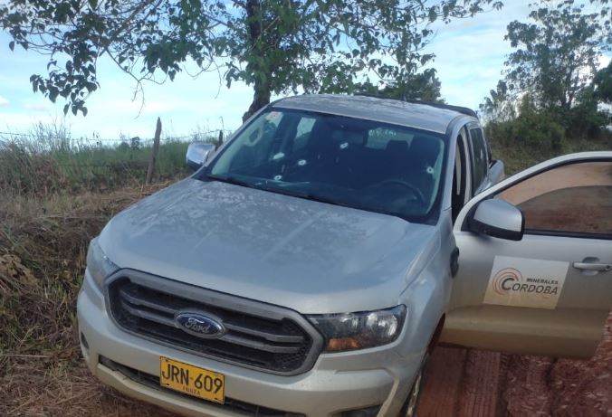 Photo of Camioneta que transporta trabajadores de la empresa Minerales Córdoba fue atacada a bala en Puerto Libertador