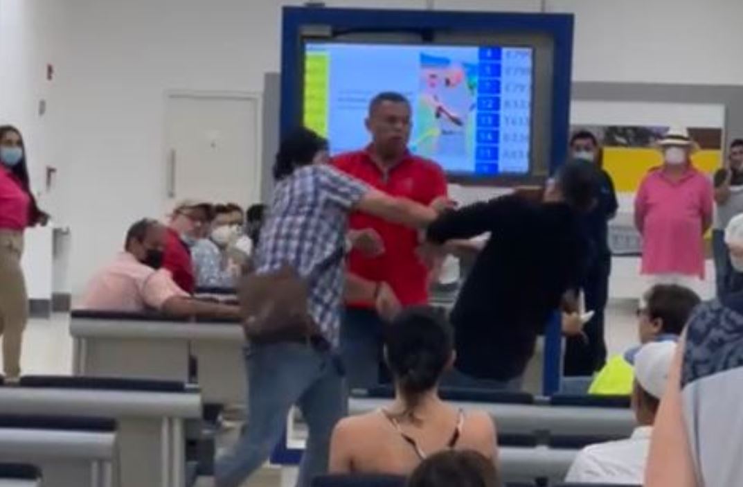 Photo of En un banco de Montería, subdirector del Sena se fue a los puños con abogado que lo acusa de acosar a mujer