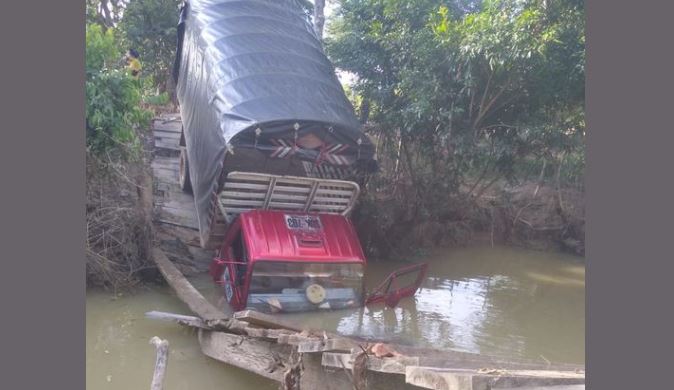 Photo of Se partió puente en zona rural de Montelíbano