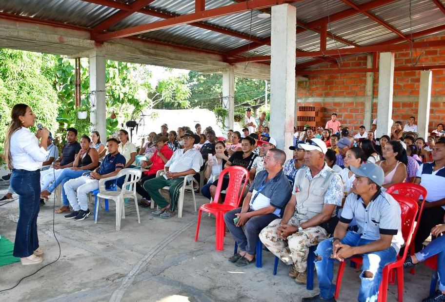 Photo of Representante Ana Paola García recorre el departamento agradeciendo a sus electores