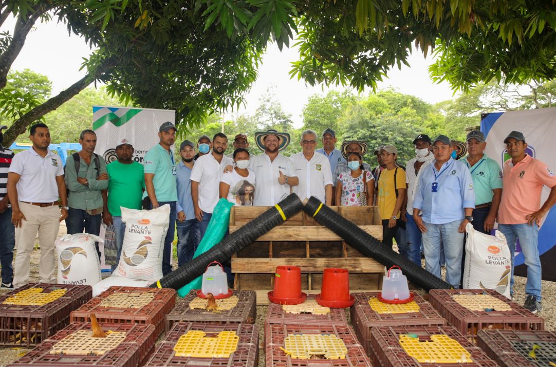 Photo of Gobernador de Córdoba entregó kits de unidades productivas agropecuarias a 347 familias de Planeta Rica