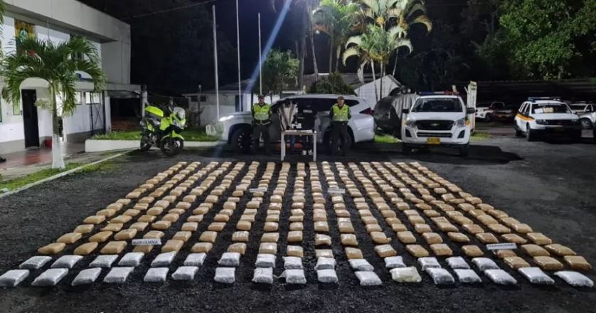 Photo of Encuentran 400 kilos de marihuana en un carro de la Unidad Nacional de Protección