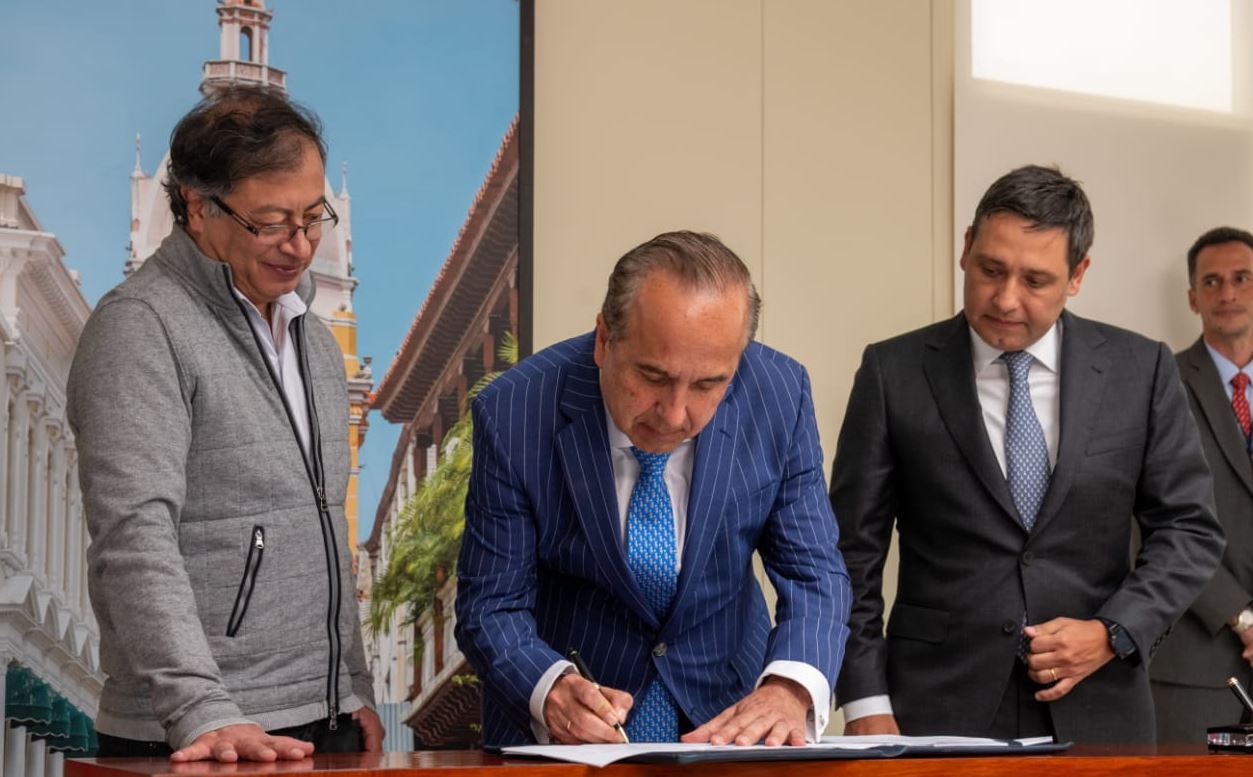 Photo of Denuncian varios plagios de uno de los ministros de Gustavo Petro