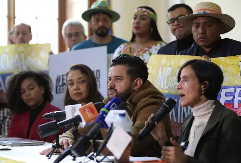 Photo of Congresistas de Gobierno radican proyecto de ley que prohibe el fracking en Colombia