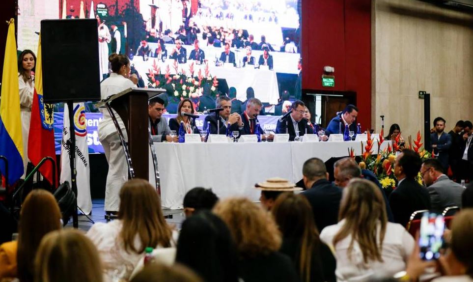 Photo of Gustavo Petro dejó esperando a más de 500 alcaldes en Bogotá