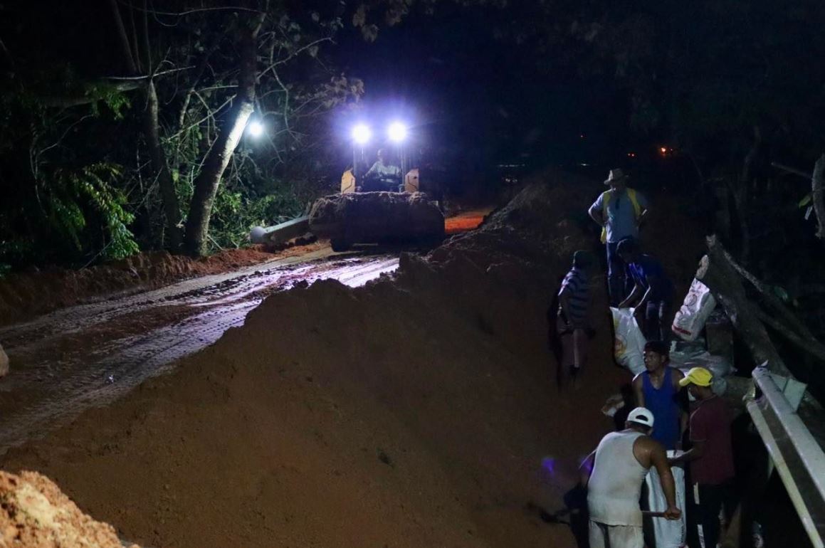 Photo of Habilitan paso en uno de los dos puentes colapsados en la vía La Apartada – Ayapel