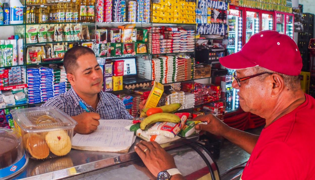 Photo of Comerciantes advierten que la tributaria podría llevar al cierre de 250.000 tiendas de barrio