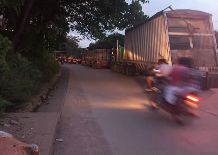 Photo of Habitantes de Puerto Libertador bloquean paso a tractomulas para exigir instalación de reductores de velocidad