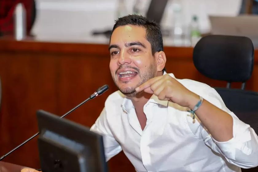 Photo of Sobrio y pidiendo perdón, senador Álex Flórez regresó al Congreso