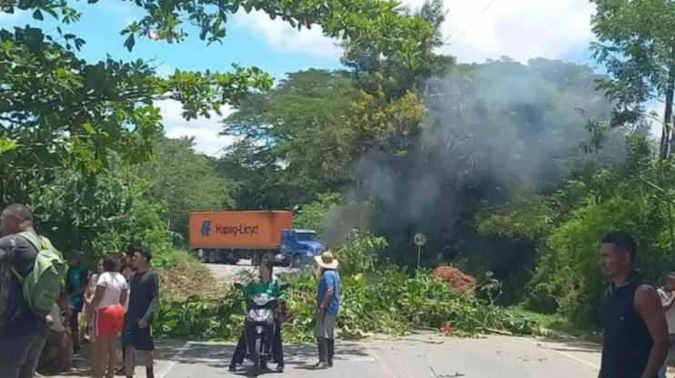 Photo of Pequeños mineros bloquean la vía Medellín – Costa Caribe en protesta contra operativos