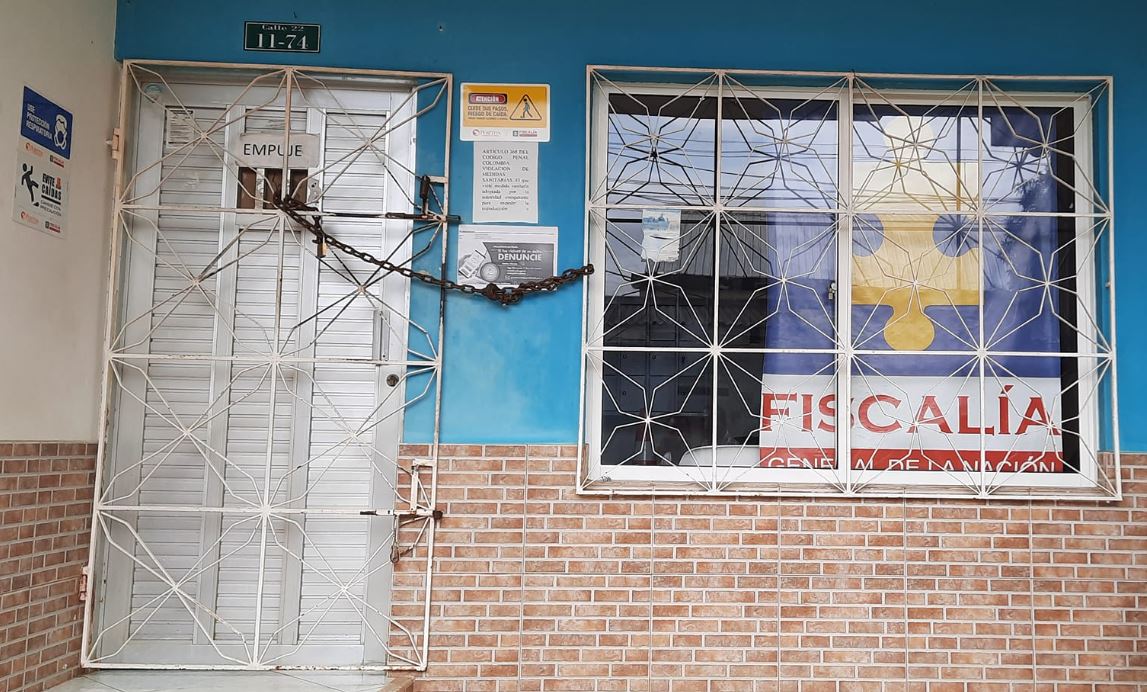 Photo of Por millonaria deuda, sede de la Fiscalía en La Apartada fue atrancada