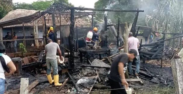 Photo of Incendio consumió parte de una vivienda en zona rural de Pueblo Nuevo