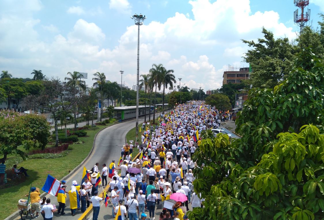 Photo of Miles de colombianos marcharon contra el gobierno de Petro
